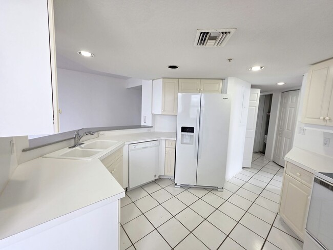 Building Photo - Beautiful Annual 7th floor Condo with Stunning Ocean Views 3/2