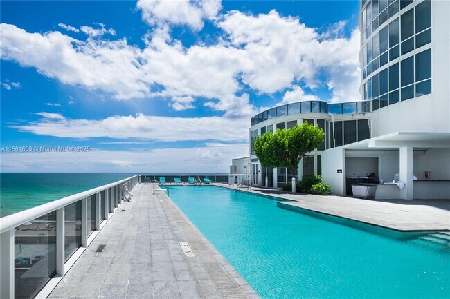 Building Photo - 15811 Collins Ave