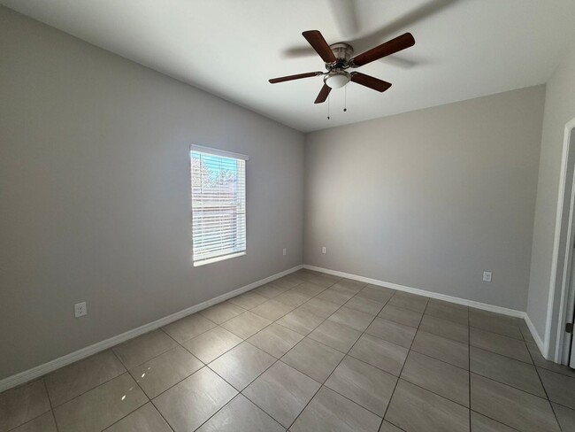 Building Photo - 523 NE 24th Ave