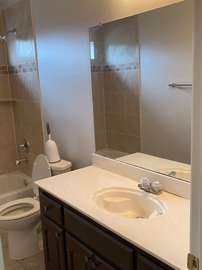 Building Photo - 5 Bedrooms in Richardson!
