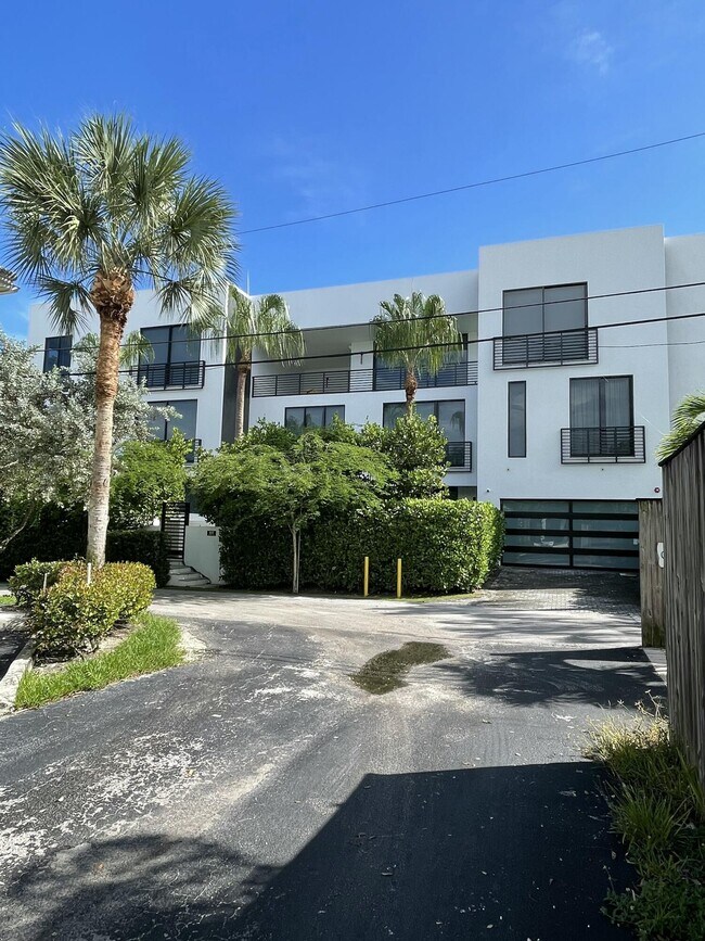 Building Photo - 1000 Palm Trail