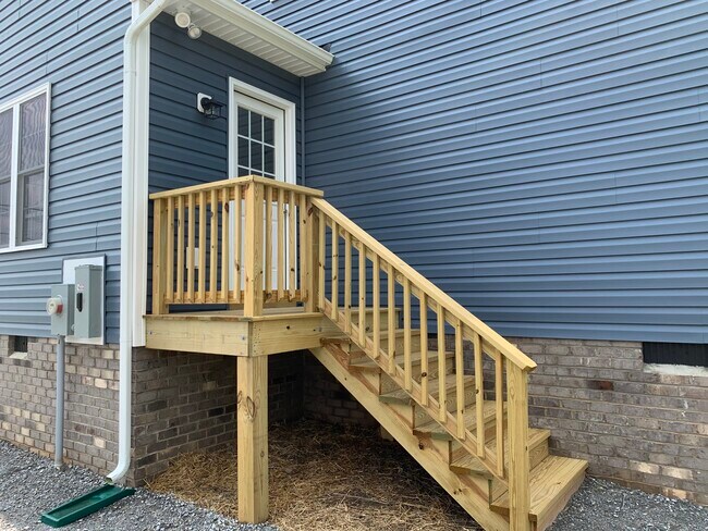 Building Photo - 8110 Signal Hill Rd