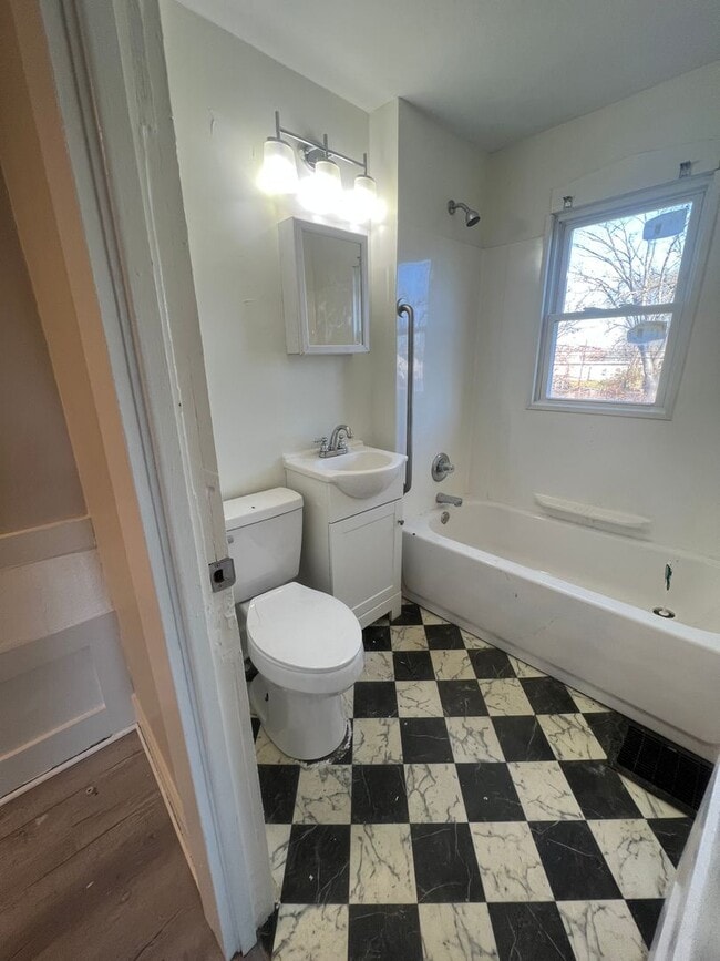 Building Photo - 898-900 E 13th Ave