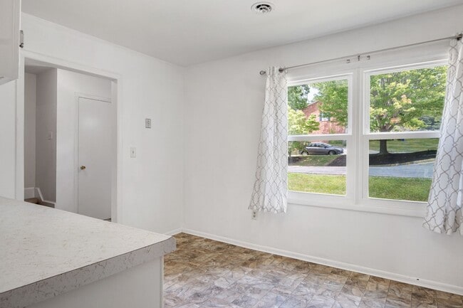 Building Photo - 3 to 4 Bed/3 1/2 Bath. Pet friendly.  Reserved Parking