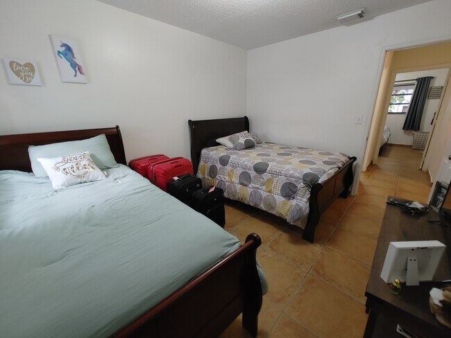 Building Photo - 1901 NW S River Dr