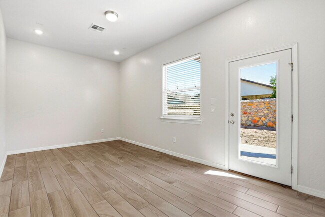 Building Photo - 649 La Entrada Cir