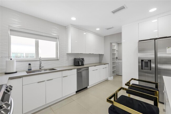 Building Photo - 1104 N 13th Terrace