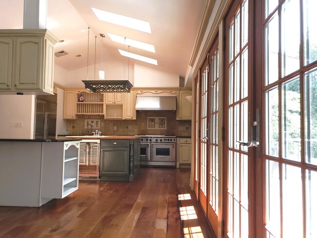 Building Photo - 275 Evergreen Ave