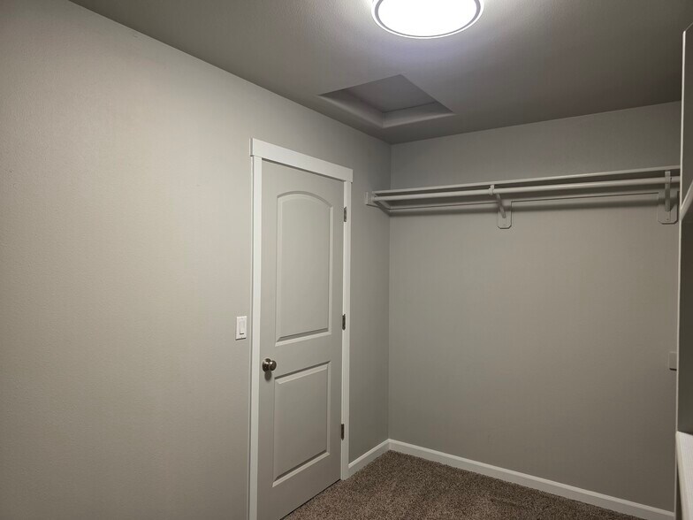 Walk-in private closet - 10721 NE 109th St