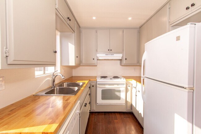 Building Photo - Blocks From the Ocean, Refreshed 1bd / 1ba in Pacific Beach!