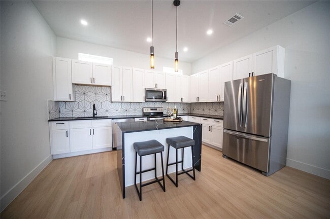 Building Photo - New Beautiful Townhome Great Location