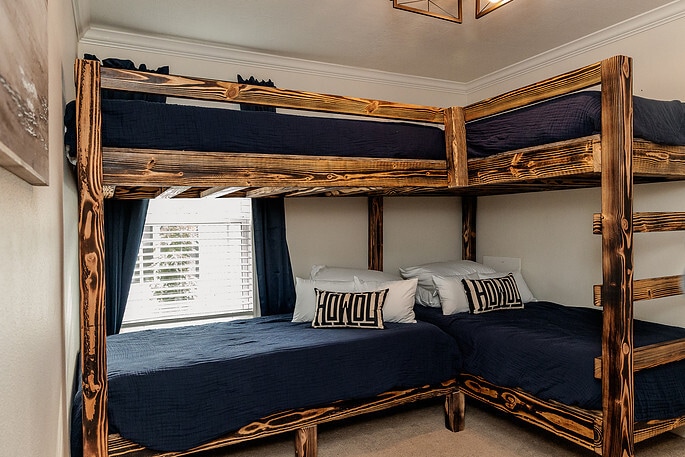 Double Twin Bunk Bed (Sleeps 4) - 1004 Pecan St