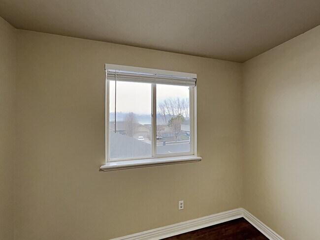 Building Photo - 3721 Lake Vista Dr