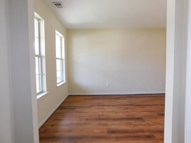 Building Photo - "Spacious 4-Bedroom Gem on Hughart Street with 2.5 Bathrooms and 2108 Sq. Ft. of Comfort!"