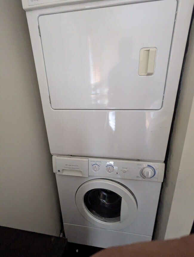 Building Photo - 5529 E Lake Dr