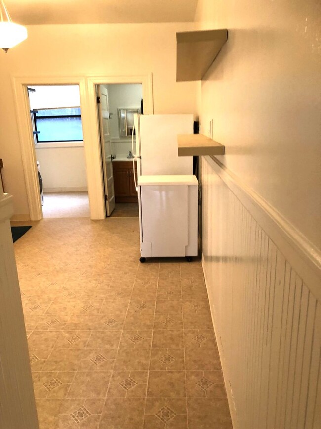 Building Photo - Bright & Spacious 1 Bedroom, Washer/Dryer ...