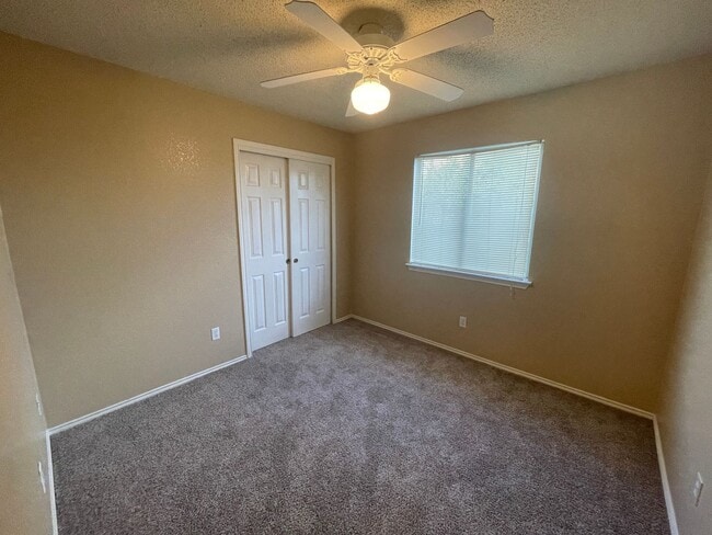 Building Photo - 5006 Glenoak Dr