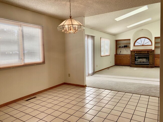 Building Photo - Beautiful & Spacious 4 Bedroom 2.5 Bath Home with 2 Car Attached Garage on Large Lot in South For...