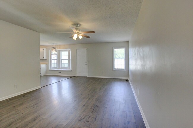 Building Photo - Sweet 3 bed 2 bath. Updated