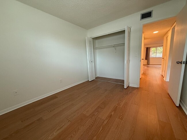 Building Photo - 2525 W Bay Dr