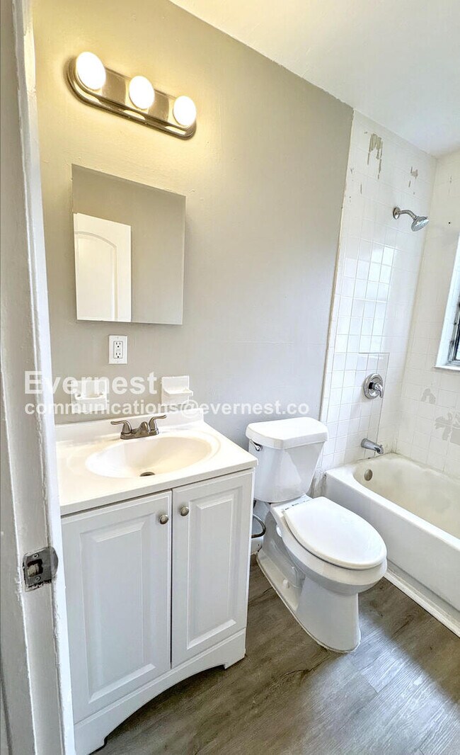 Building Photo - 913 E 11th Ave