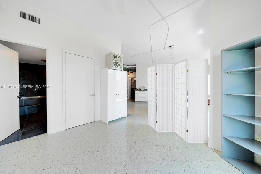 Building Photo - 10 SW South River Dr