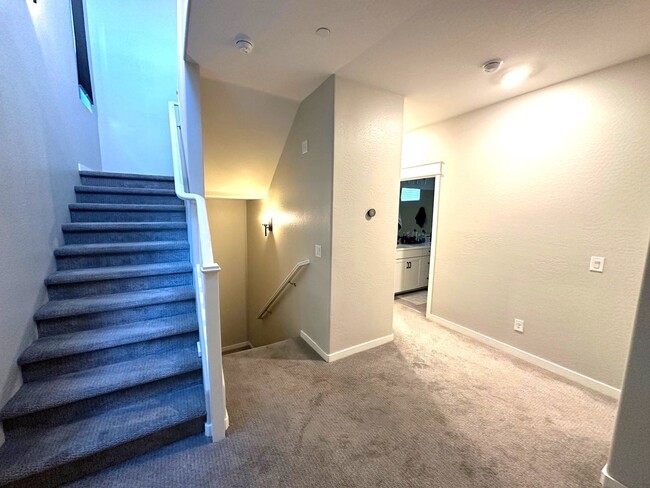 Building Photo - 4 bed 2.5 bath townhouse in The Crossings