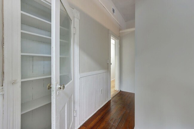 Building Photo - Renovated Two Bedroom Aprtment
