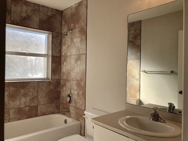 Building Photo - Experience this Large Cape Coral 3 bedroom 2 bath duplex with 1 car garage and screened in lanai.