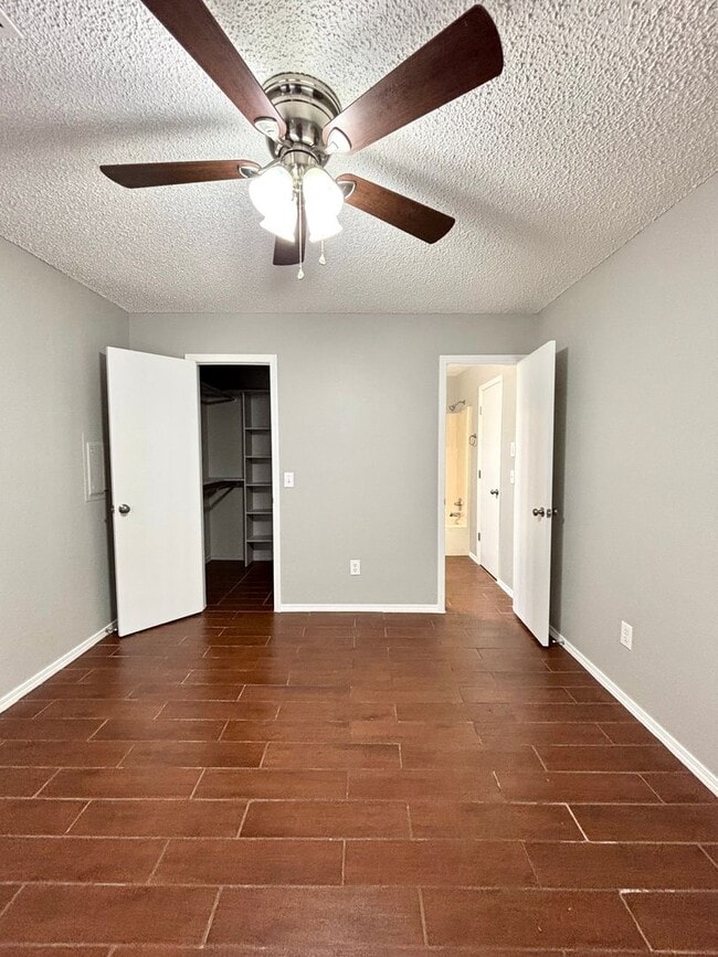 Building Photo - One bedroom, Two Car Garage