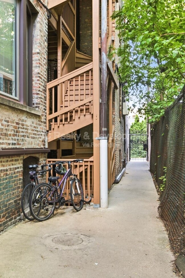 Building Photo - 941 E Hyde Park Blvd