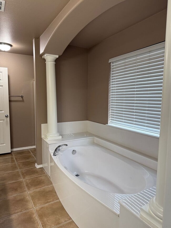 Building Photo - Welcome to this stunning 3-bedroom, 2-bathroom home located in the desirable Broken Arrow, OK.