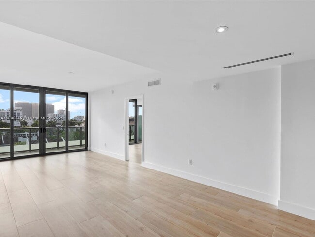 Building Photo - 9901 W Bay Harbor Dr