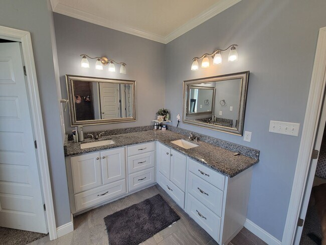 Building Photo - Modern 4BR Home with Screened Porch, Granite Kitchen & Fenced Backyard