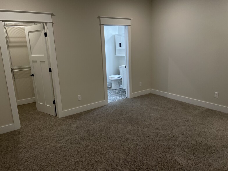 Bedroom/Bathroom #1 - 516 Phoenix St