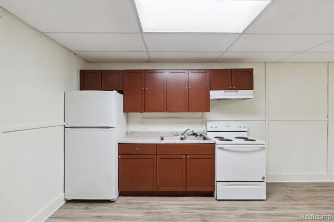 Building Photo - 912 N State Rd