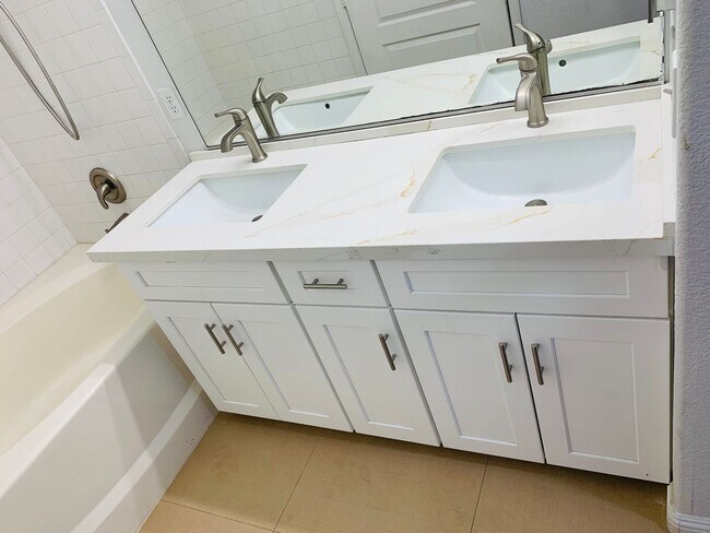 Building Photo - 3 bed, 2 bath, 2 car garage townhouse for ...