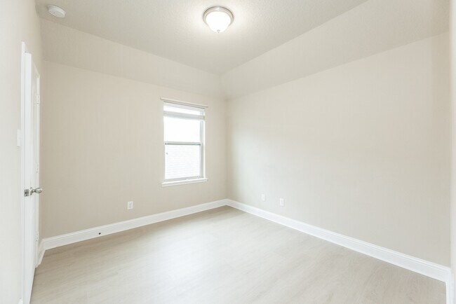 Building Photo - 6123 Northcrest Village Way