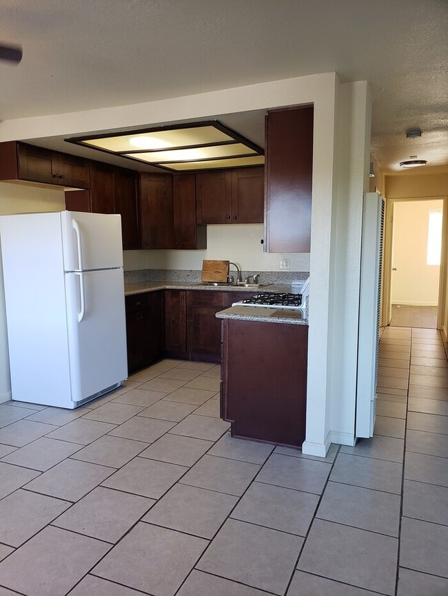 Building Photo - SPACIOUS/AFFORDABLE 3BR/2BA Apartment