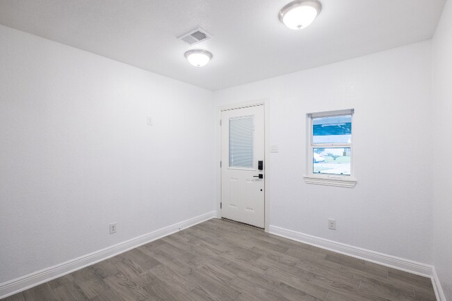 Building Photo - 1419 W Donovan St