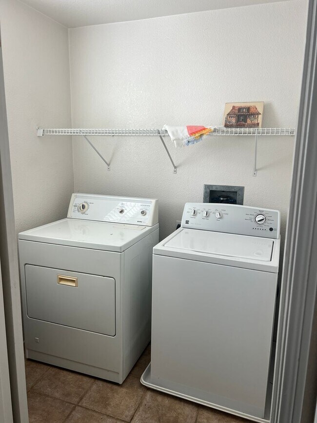 Building Photo - West Ventura Condo with a three car garage!