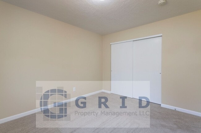 Building Photo - Gorgeous 2 Bedroom Apartment in Mt. Tabor!