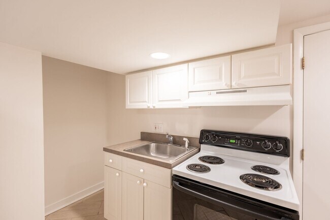 Building Photo - Beautiful 4 BR/3.5 BA Townhome in Cathedra...
