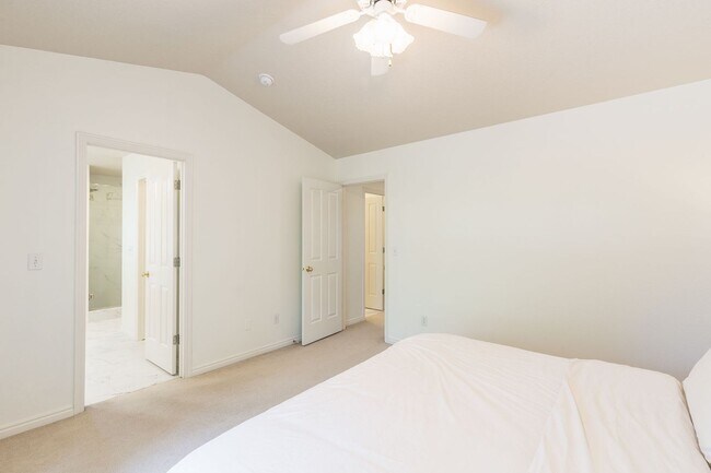 Building Photo - 3 Bed 2.5 Bath In The Heart Of Eagle