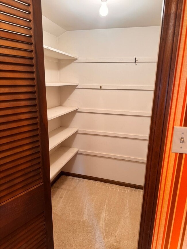 Building Photo - Nice large country setting close to town