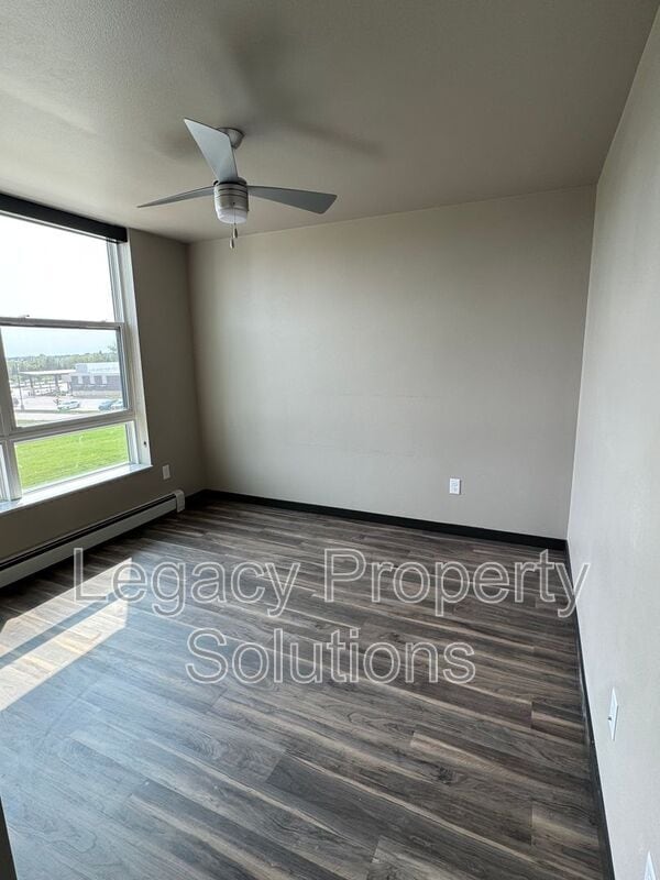 Building Photo - 226 E Greenfield Ln