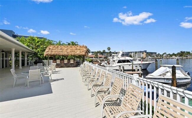 Building Photo - 484 Commodore Cir