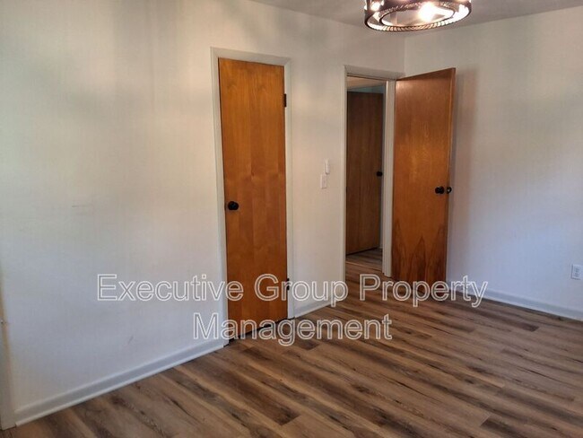 Building Photo - 626 Smith Ave