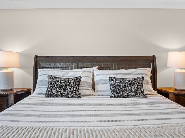 Building Photo - 300 S Duval St