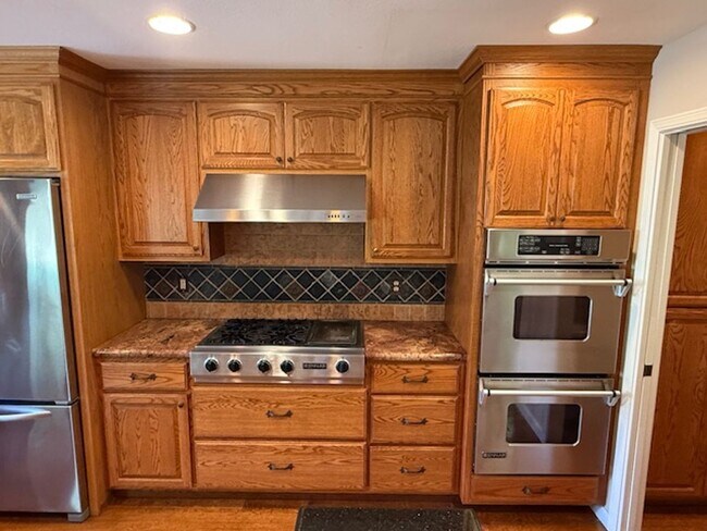 Building Photo - Massive 5-bedroom home in the El Sobrante / Greenbriar Neighborhood